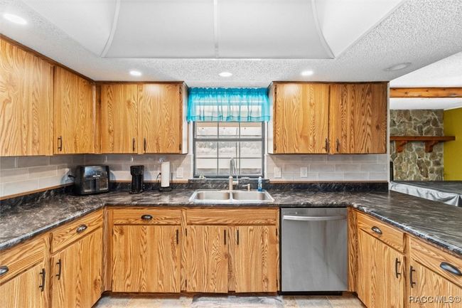 7618 W Golf Club St, House other with 3 bedrooms, 2 bathrooms and 2 parking in Crystal River FL | Image 9