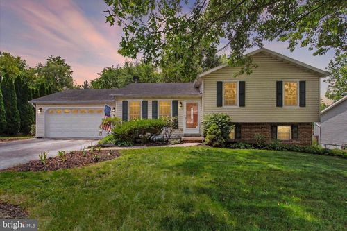 325 Jasmine Dr, Hanover, PA, 17331-3465 | Card Image
