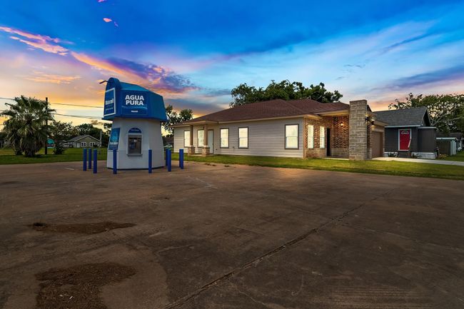 1107 W 2 Nd St, House other with 3 bedrooms, 2 bathrooms and 2 parking in Freeport TX | Image 6