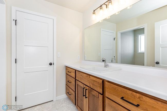 Upstairs Bathroom | Image 18