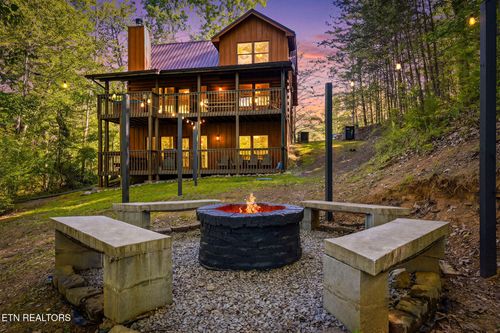 3201 Bear Country Way, Sevierville, TN, 37876-6580 | Card Image