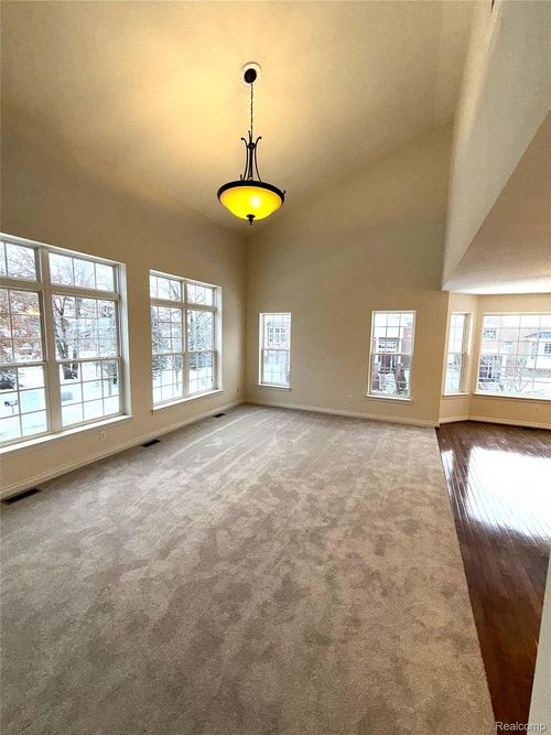 71 Grandview Cir, White Lake, MI, 48386-2483 | Card Image