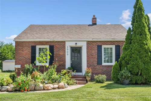 3909 B Ave Ne, Cedar Rapids, IA, 52402-5643 | Card Image