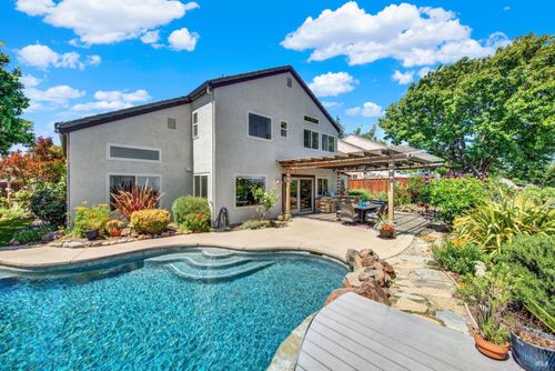 686 Windsor Dr, Benicia, CA, 94510-3747 | Card Image