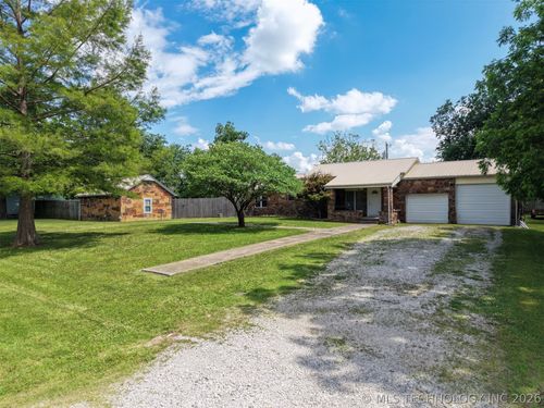 302 E Elm St, Skiatook, OK, 74070-2220 | Card Image
