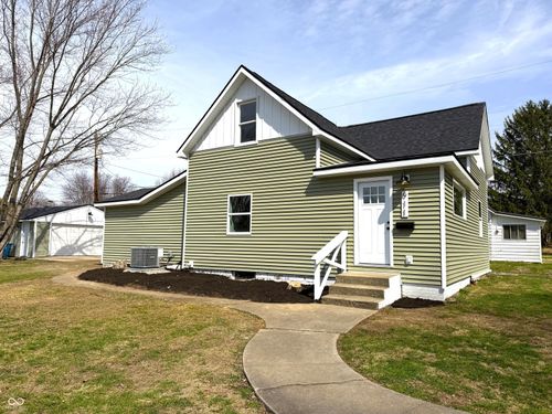 911 Crockett St, Covington, IN, 47932-1438 | Card Image