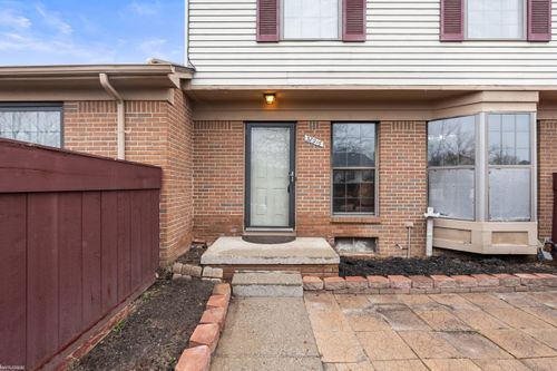 38916 Country Cir, Farmington Hills, MI, 48331-1028 | Card Image