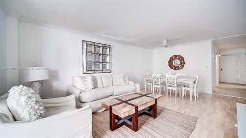 apt-904-2401 Collins Ave, Miami Beach, FL, 33140-4743 | Card Image