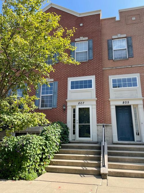 807 Station Blvd, Aurora, IL, 60504-2111 | Card Image