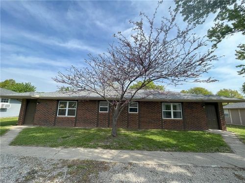 33 Se 250th Rd, Warrensburg, MO, 64093-7512 | Card Image