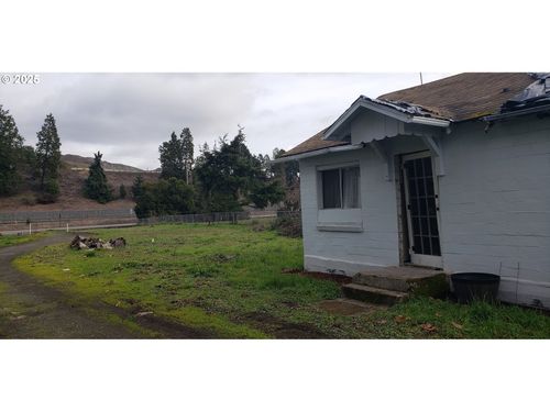 9643 Old Highway 99 S, Winston, OR, 97496 | Card Image