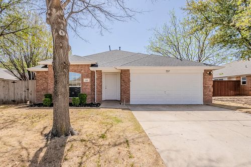 737 Cardinal Dr, Saginaw, TX, 76131-4877 | Card Image