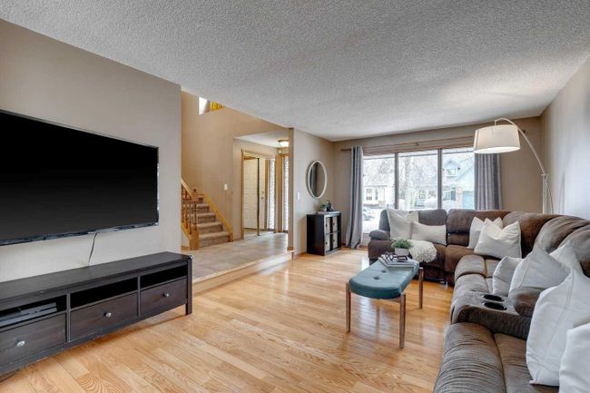 16527 Sunhaven Road Se, Home with 4 bedrooms, 2 bathrooms and 4 parking in Calgary AB | Image 3