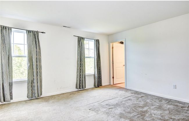 Carpeted room | Image 19