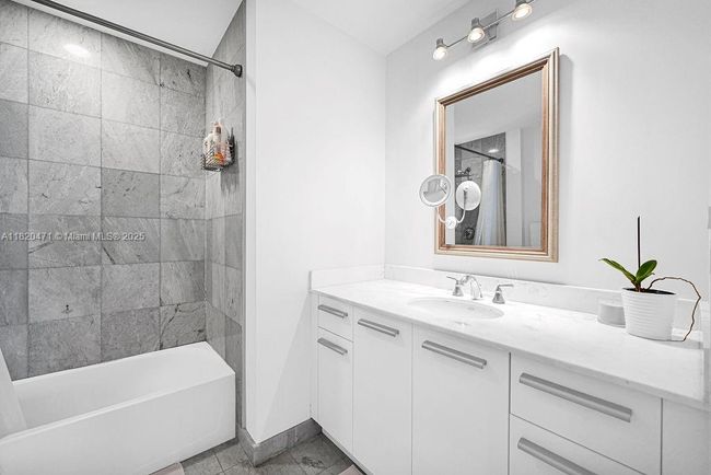APT-806 - 1050 Brickell Ave, Condo with 1 bedrooms, 2 bathrooms and null parking in Miami FL | Image 23