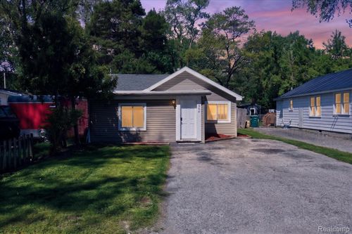 986 Pine Rd, Bay City, MI, 48706-1948 | Card Image