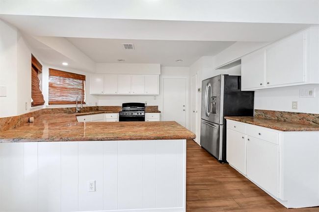 20031 Sunny Shores Dr, House other with 3 bedrooms, 2 bathrooms and 3 parking in Humble TX | Image 8