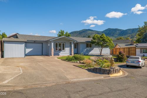 776 Carol Dr, Grants Pass, OR, 97526-3303 | Card Image