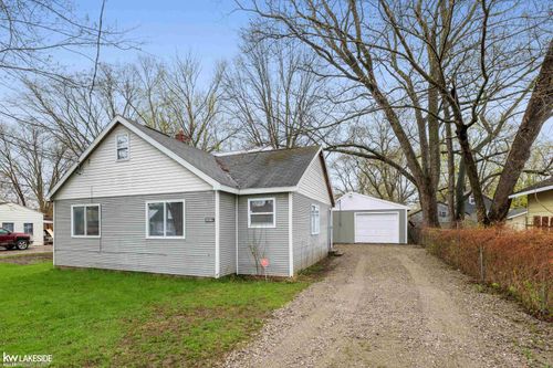 2105 Lambden Rd, Flint, MI, 48532-4643 | Card Image