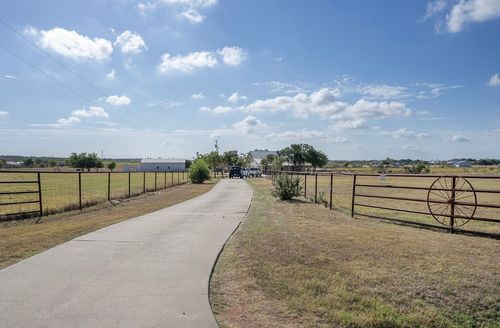 1833 County Road 305, Jarrell, TX, 76537-1161 | Card Image