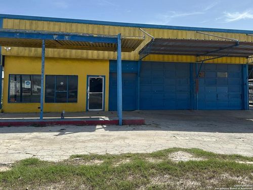 710 N Teel, Devine, TX, 78016 | Card Image