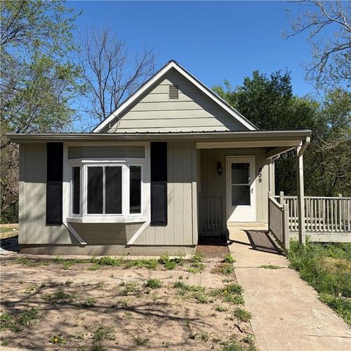 809 Seneca St, Leavenworth, KS, 66048-1838 | Card Image