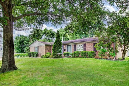 906 Lindy Lane Ave Sw, North Canton, OH, 44720-3406 | Card Image