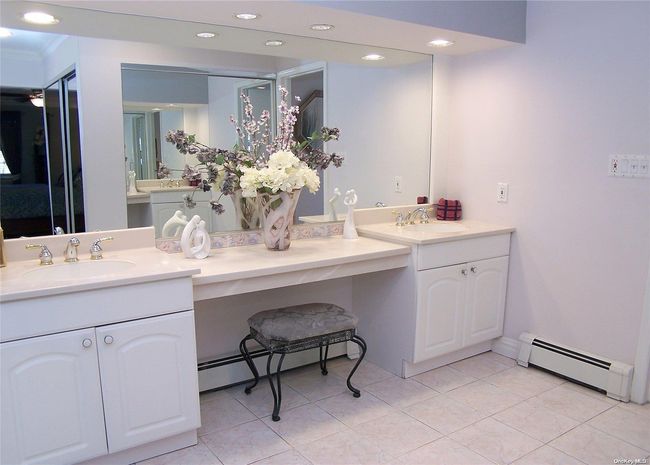 Dressing area ensuite | Image 20