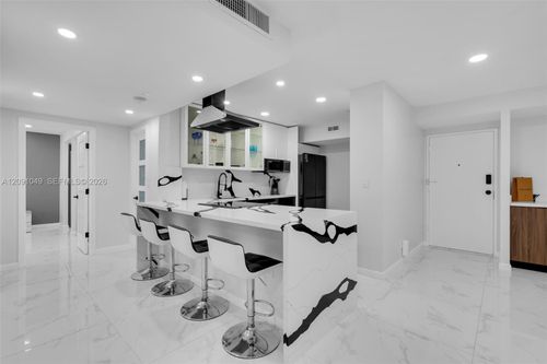 203-3800 Hillcrest Dr, Hollywood, FL, 33021-7937 | Card Image