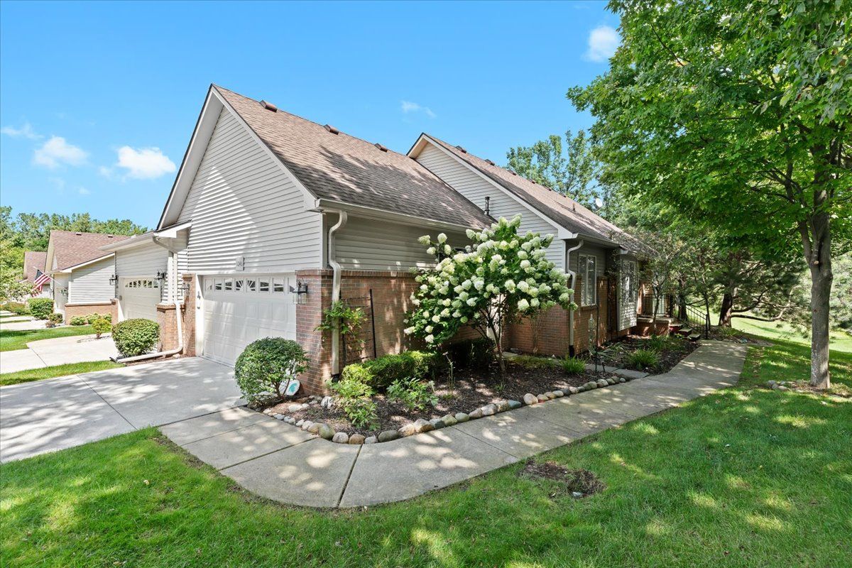 Bird Song Ln, Milford, MI 48381
