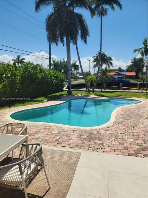 536 Hibiscus Dr, Hallandale Beach, FL, 33009-6510 | Card Image