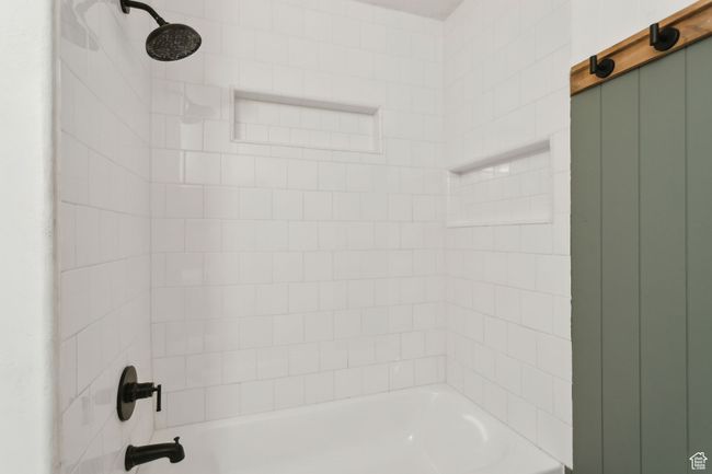 Bathroom with shower / washtub combination | Image 13