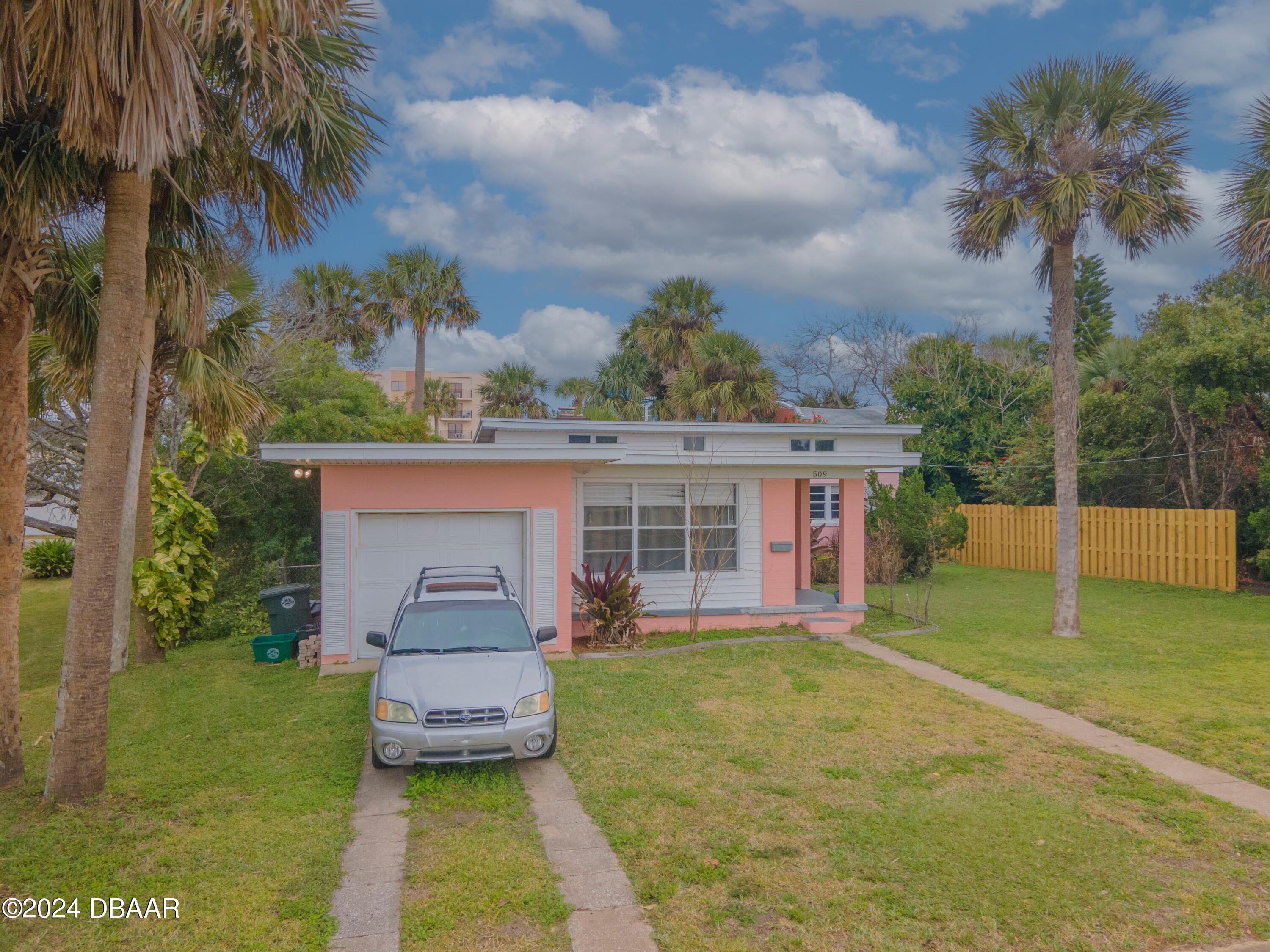 Bostwick Ave, Daytona Beach, FL 32118