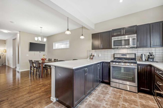 208 Mahogany Grove Se, Home with 3 bedrooms, 2 bathrooms and 2 parking in Calgary AB | Image 5