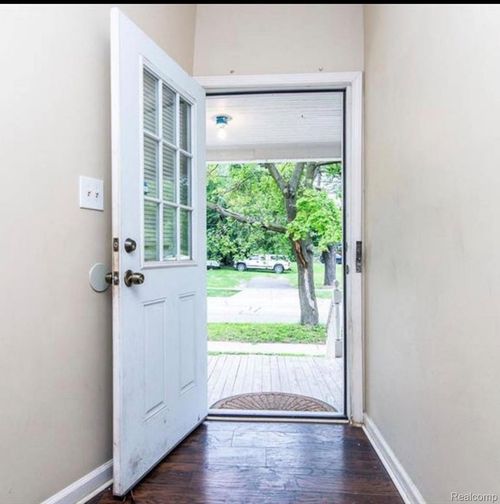 132 E Howard St, Pontiac, MI, 48342-1438 | Card Image