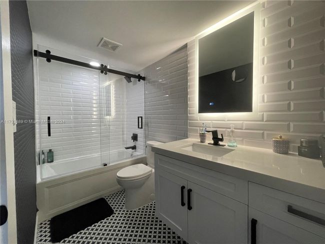 APT-1409 - 2555 Collins Ave, Condo with 2 bedrooms, 2 bathrooms and null parking in Miami Beach FL | Image 28