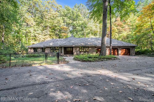 4352 Fenton Rd, Hartland, MI, 48353-1402 | Card Image