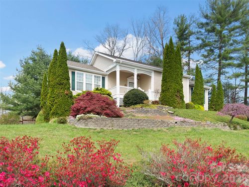 21 Old Applewood Ln, Hendersonville, NC, 28739-8904 | Card Image
