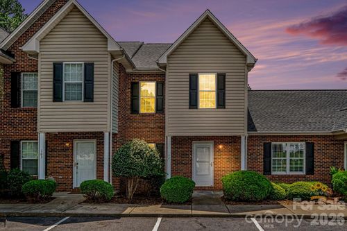 102-2240 15th Ave Ne, Hickory, NC, 28601-2944 | Card Image