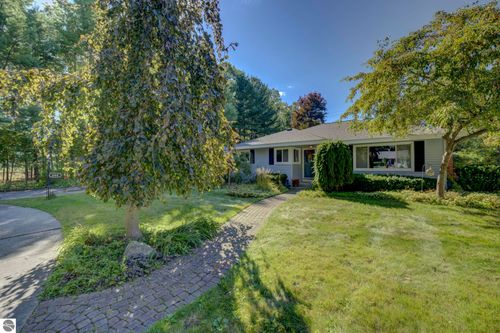 644 Cromwell Dr, Traverse City, MI, 49686-3544 | Card Image