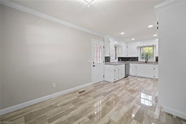 306 Lakeshore Dr, House other with 3 bedrooms, 2 bathrooms and null parking in Thomasville NC | Image 9