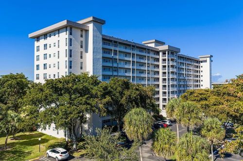 1002-575 Oaks Ln, Pompano Beach, FL, 33069-3715 | Card Image