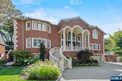 512 Winterburn Grv, Cliffside Park, NJ, 07010-2913 | Card Image