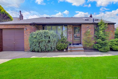 312 Eastlake Avenue, Oyster Bay, NY, 11762 | Card Image