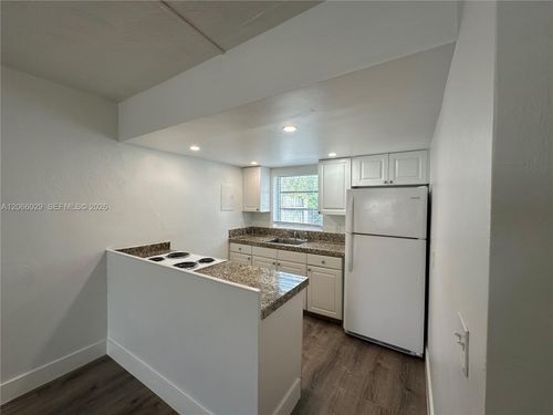 5b-840 Ne 17th Ter, Fort Lauderdale, FL, 33304-4578 | Card Image