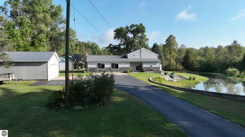 8757 Reiss Dr, Farwell, MI, 48622-8713 | Card Image