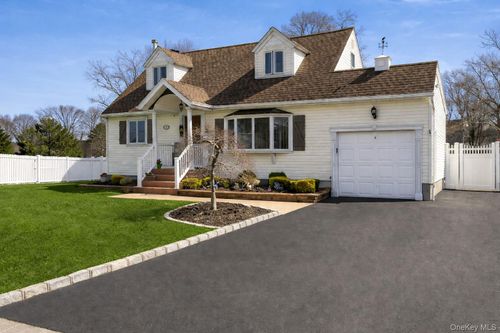 59 Center St, Ronkonkoma, NY, 11779-4555 | Card Image