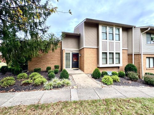 18 Oakwood Ct, Springdale, OH, 45246-2307 | Card Image