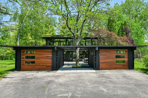 9470 N Sleepy Hollow Ln, Bayside, WI, 53217-1244 | Card Image