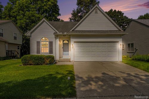 524 Mill Pond Dr, Fenton, MI, 48430-2362 | Card Image